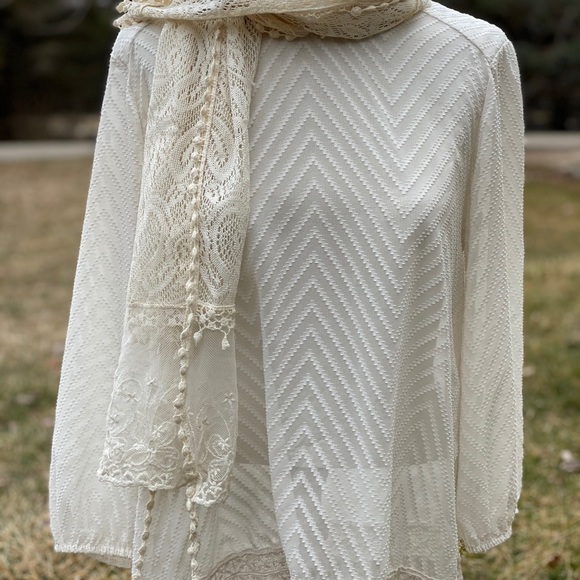 Creamy chevron, sheer Blouse with lace trim - Picture 7 of 7